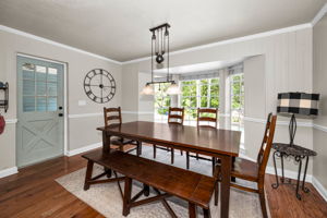 Kitchen Eat-in Area3