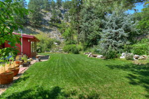 Rare Boulder Canyon feature, flat usable entertaining space
