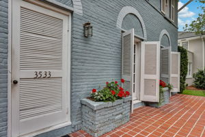 Front Porch/Entrance