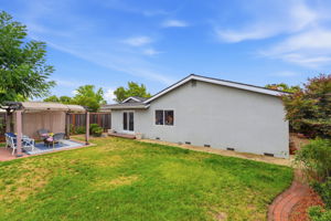 039_F8_354 Los Pinos Way