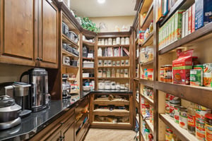 Walk in Pantry with r/o