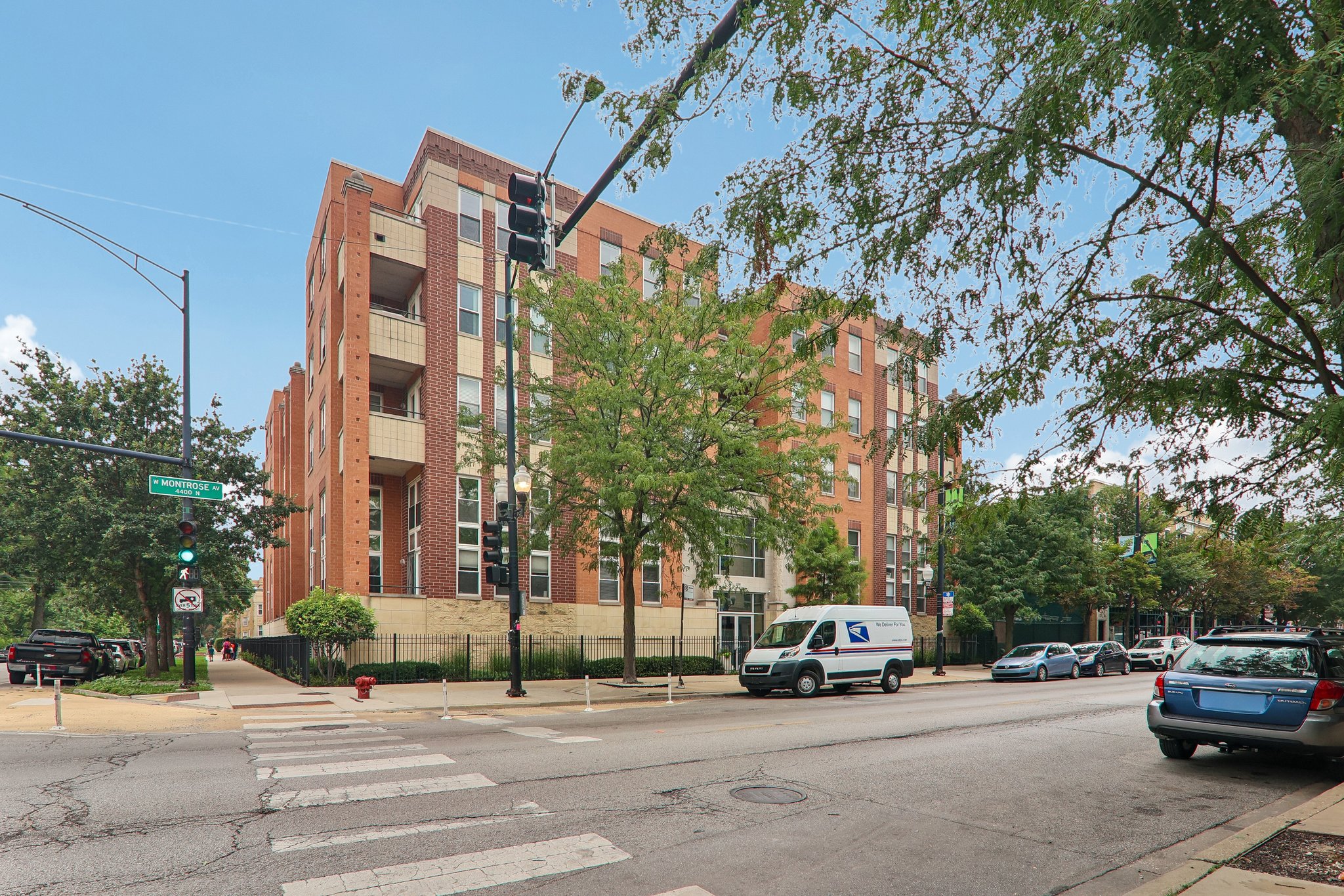 W Montrose Ave 506-S0708-002.jpg