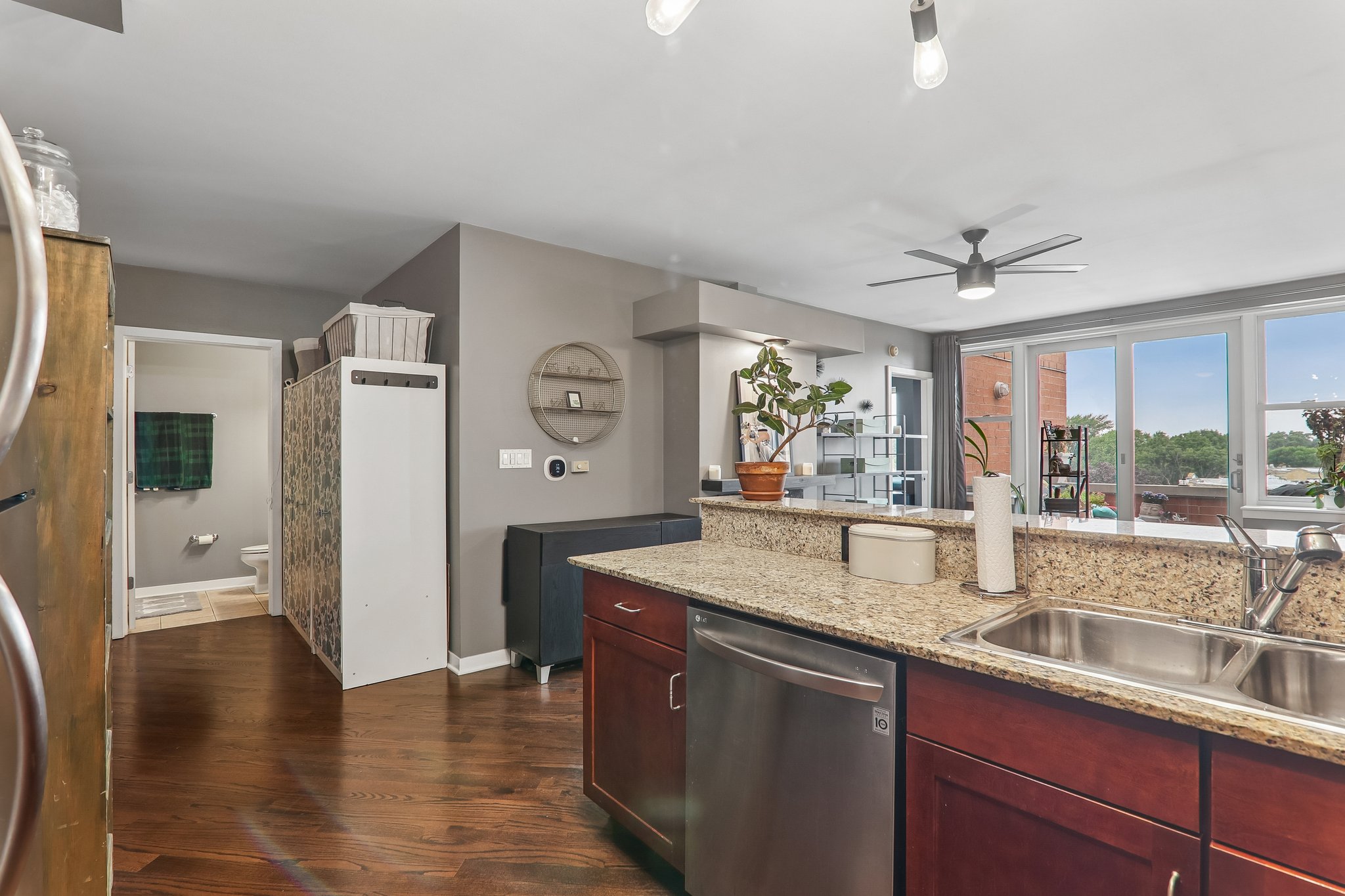 W Montrose Ave 506-S0708-017.jpg
