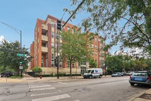 W Montrose Ave 506-S0708-002.jpg