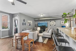 W Montrose Ave 506-S0708-006.jpg