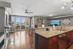 W Montrose Ave 506-S0708-015.jpg