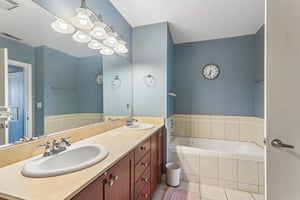 W Montrose Ave 506-S0708-028.jpg