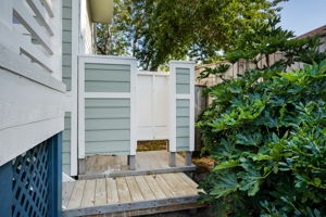 356-Soundview-Dr-Outside-Shower