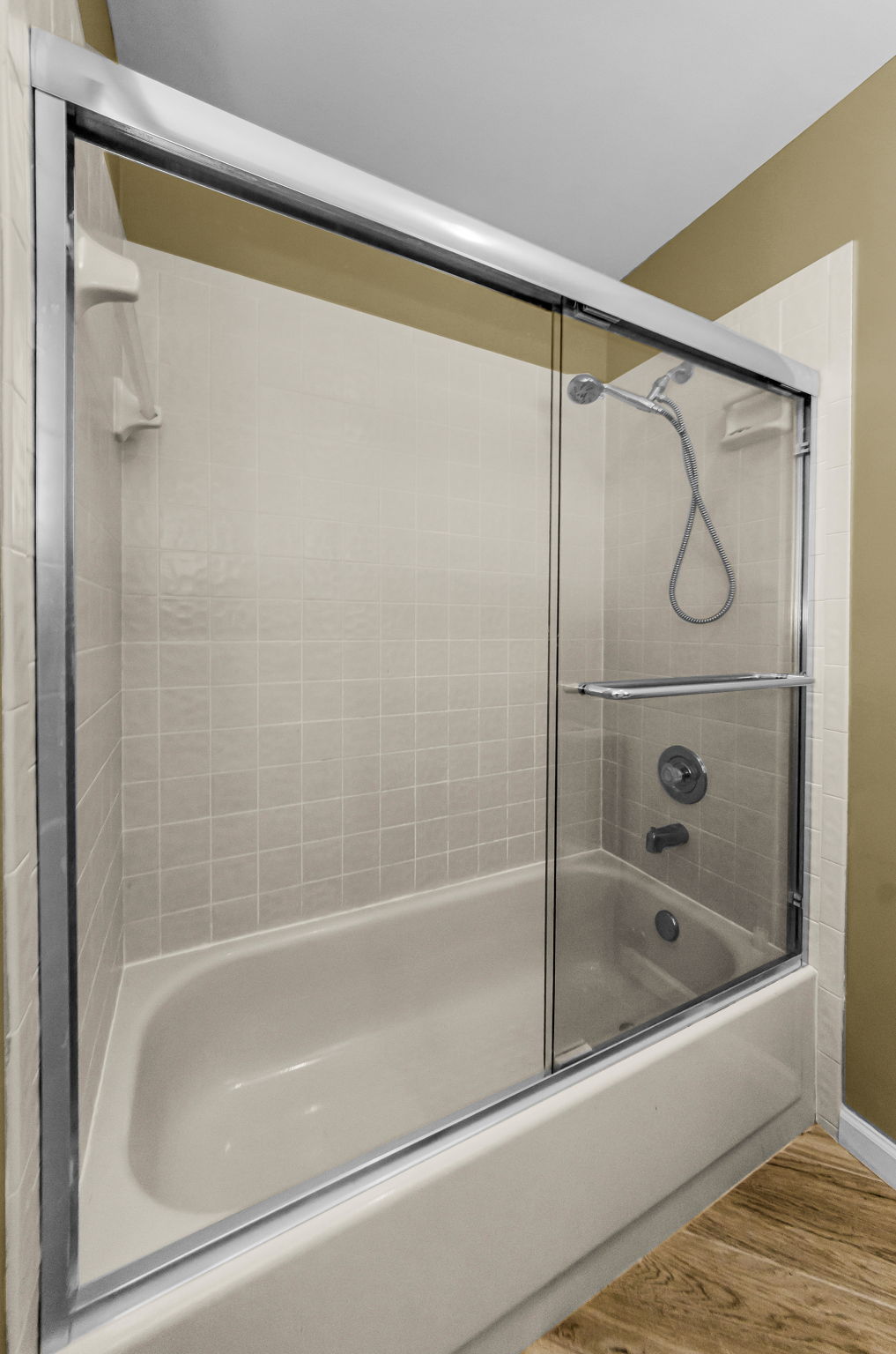 Bathroom 2b-e
