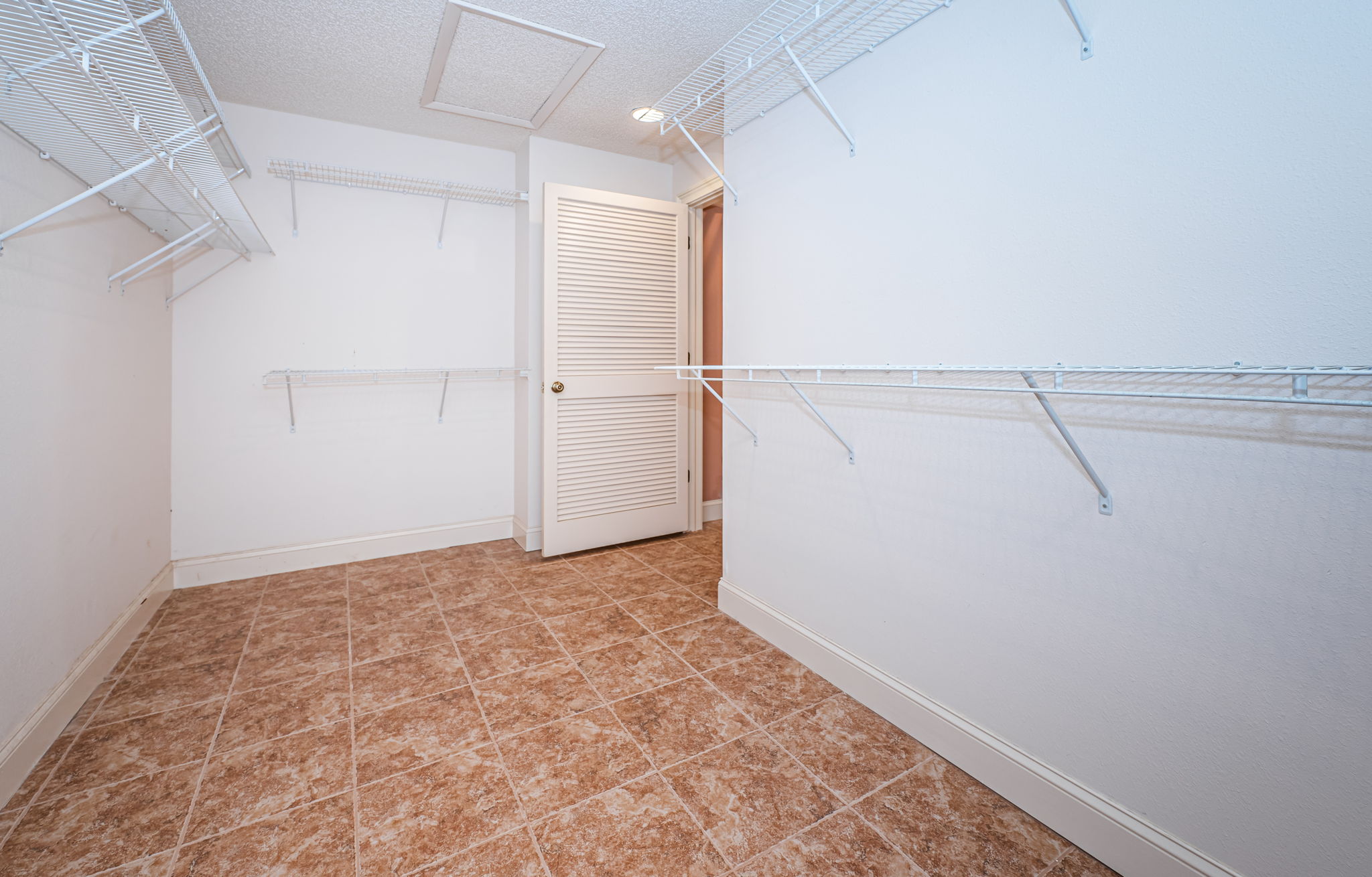 Master Bedroom Walk-in Closet1b