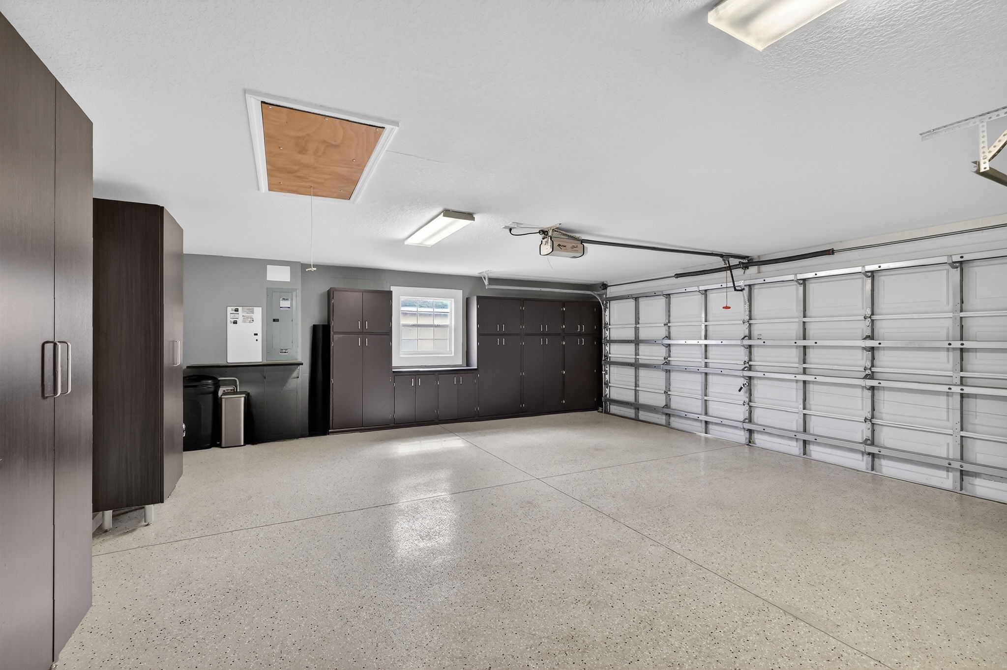 Expansive 32'x23' Garage with Custom Cabinetry