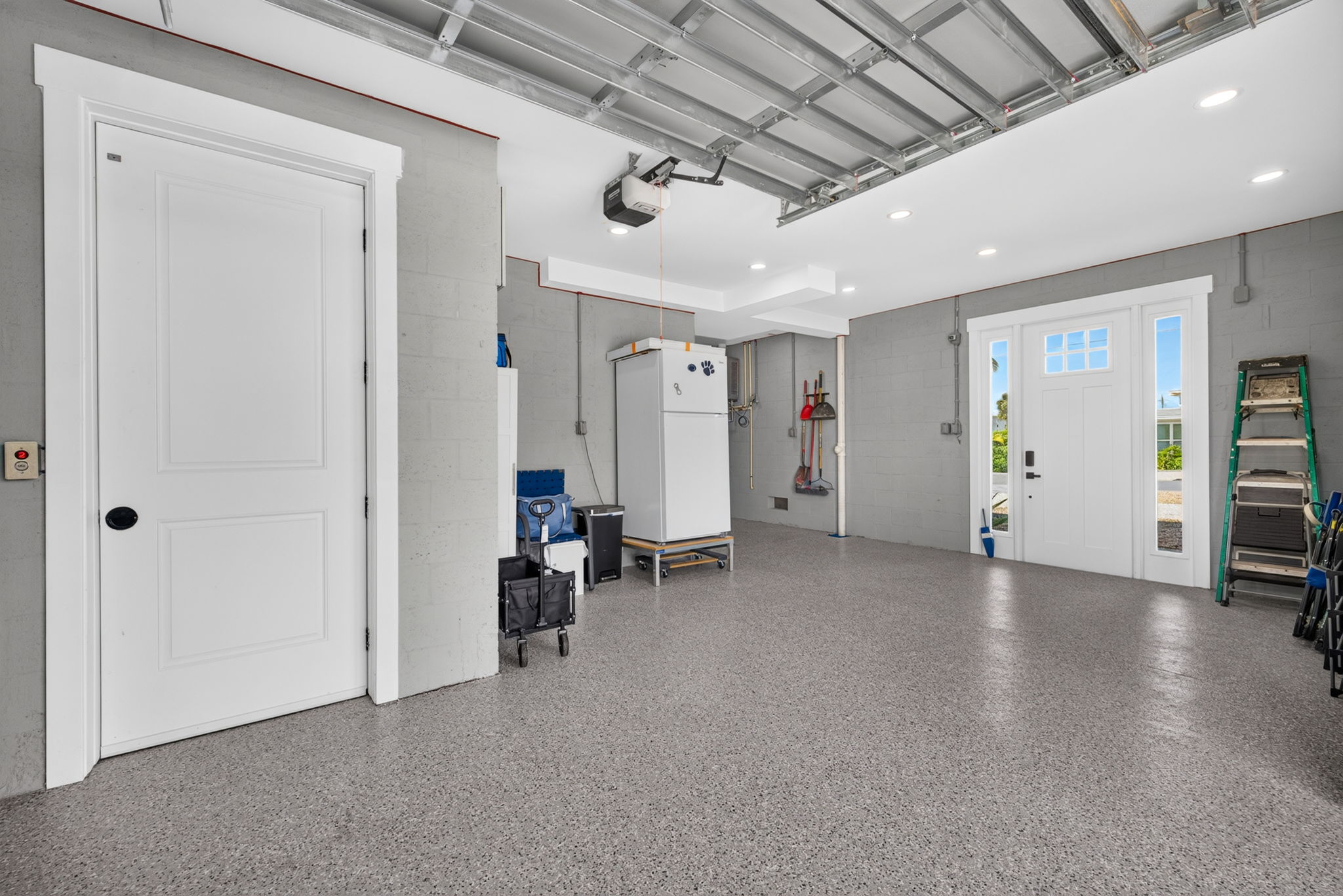 Garage 2 of 4