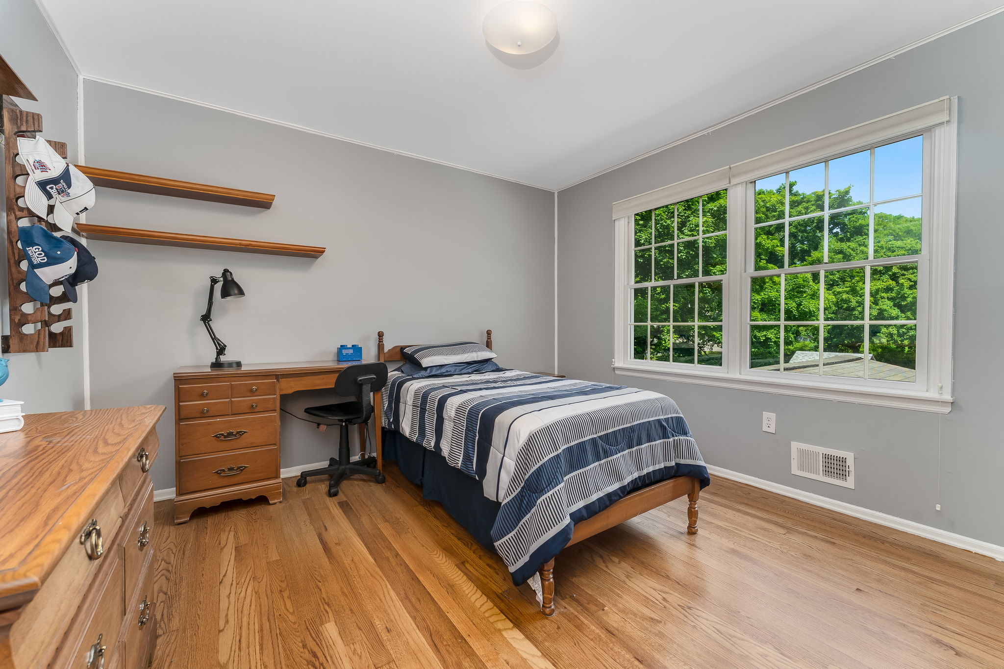 Bedroom 4 Double door closet and hardwood floor