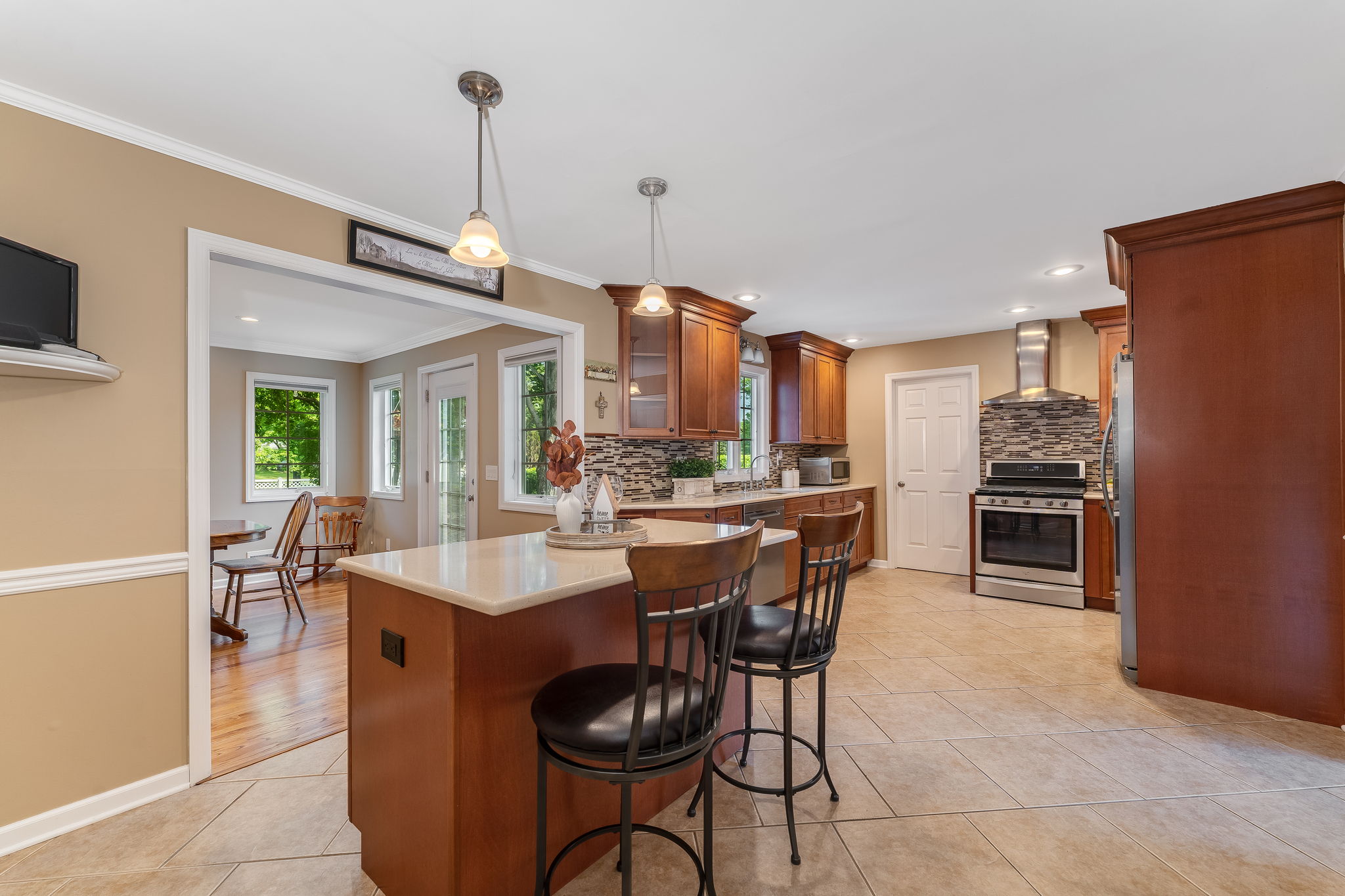 Attractive finishes include Silestone countertops, mosaic stacked tile backsplash, and ceramic tile flooring.