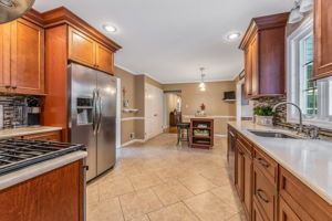 Attractive finishes include Silestone countertops, mosaic stacked tile backsplash, and ceramic tile flooring.