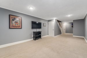 Utility room, 2 storage rooms + built-in shelving