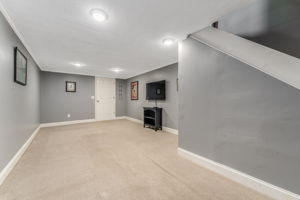 Utility room, 2 storage rooms + built-in shelving