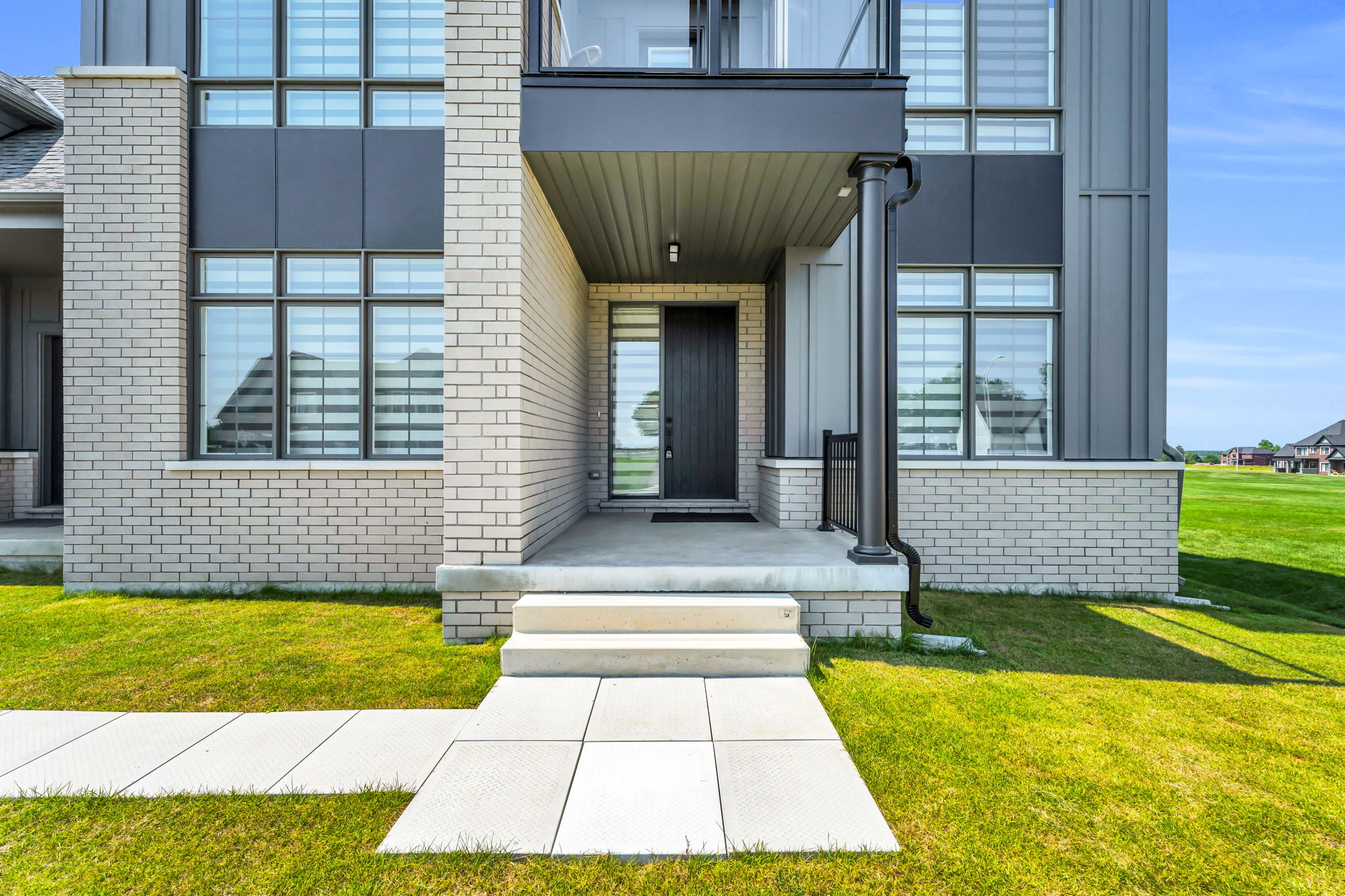 Front Porch/Entrance