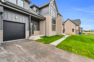 Front Porch/Entrance