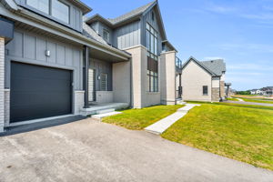 Front Porch/Entrance