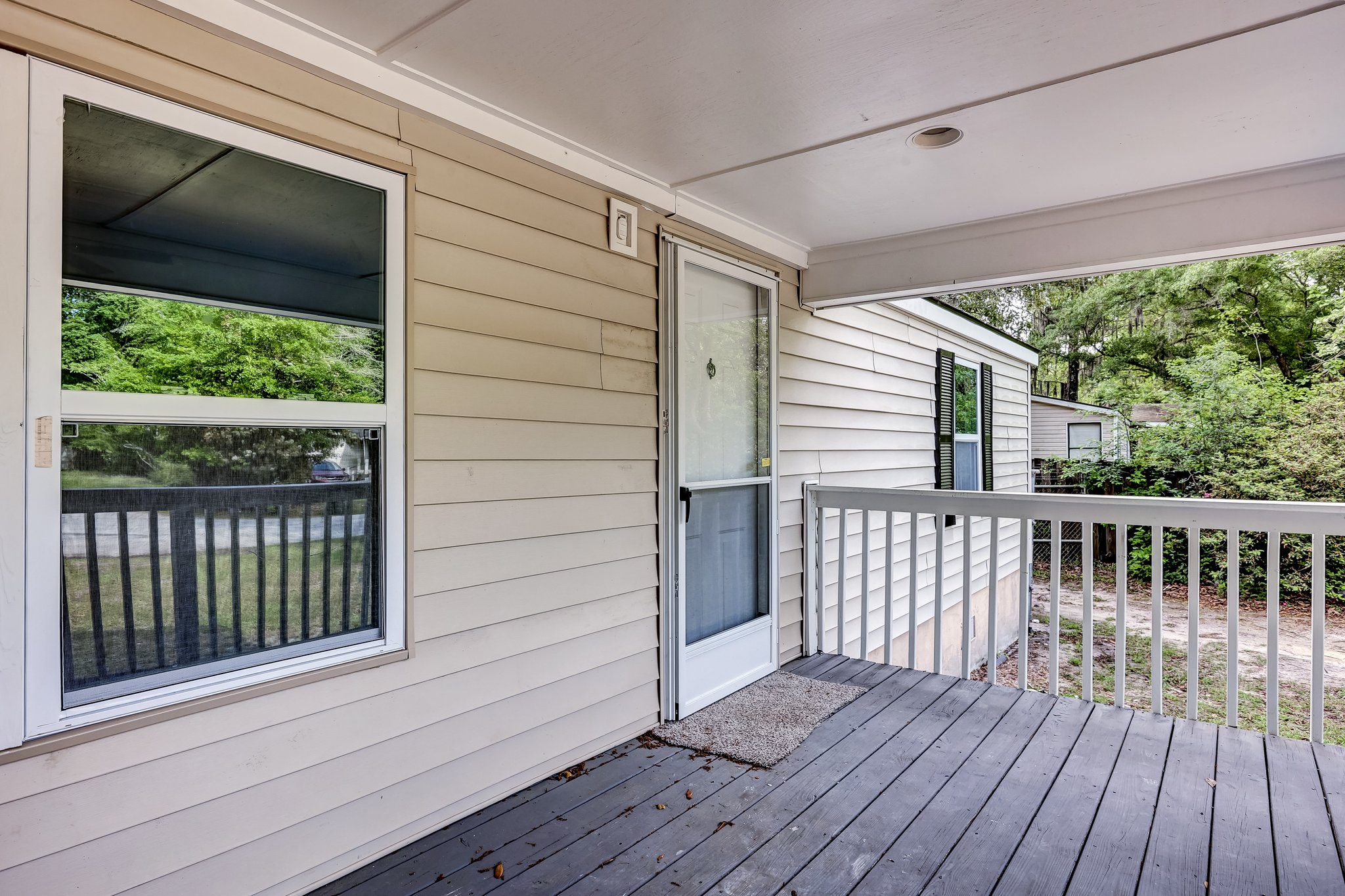 Front Porch/Entrance