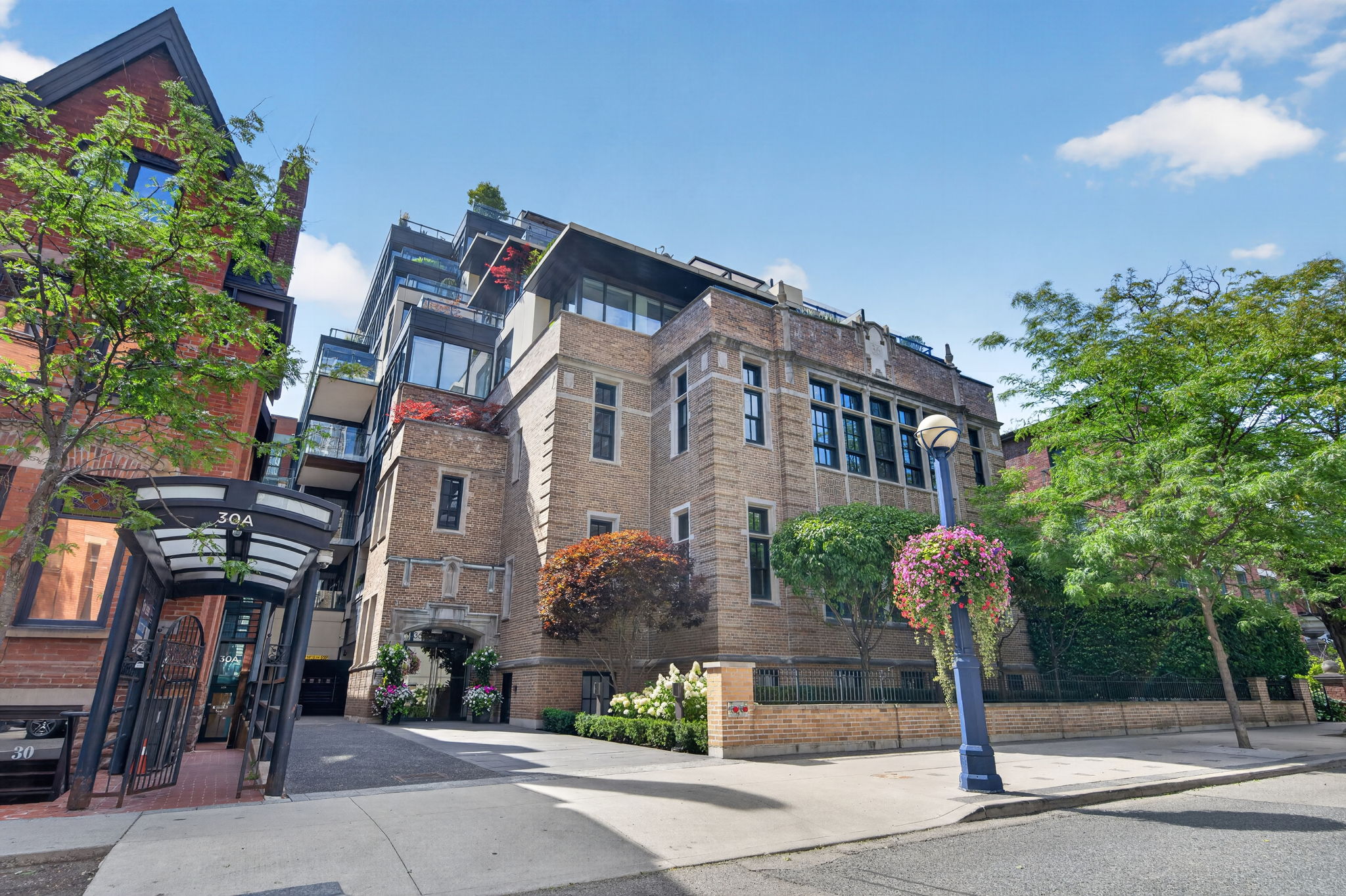 36 Hazelton Ave 2A Toronto, ON M5R 2E2