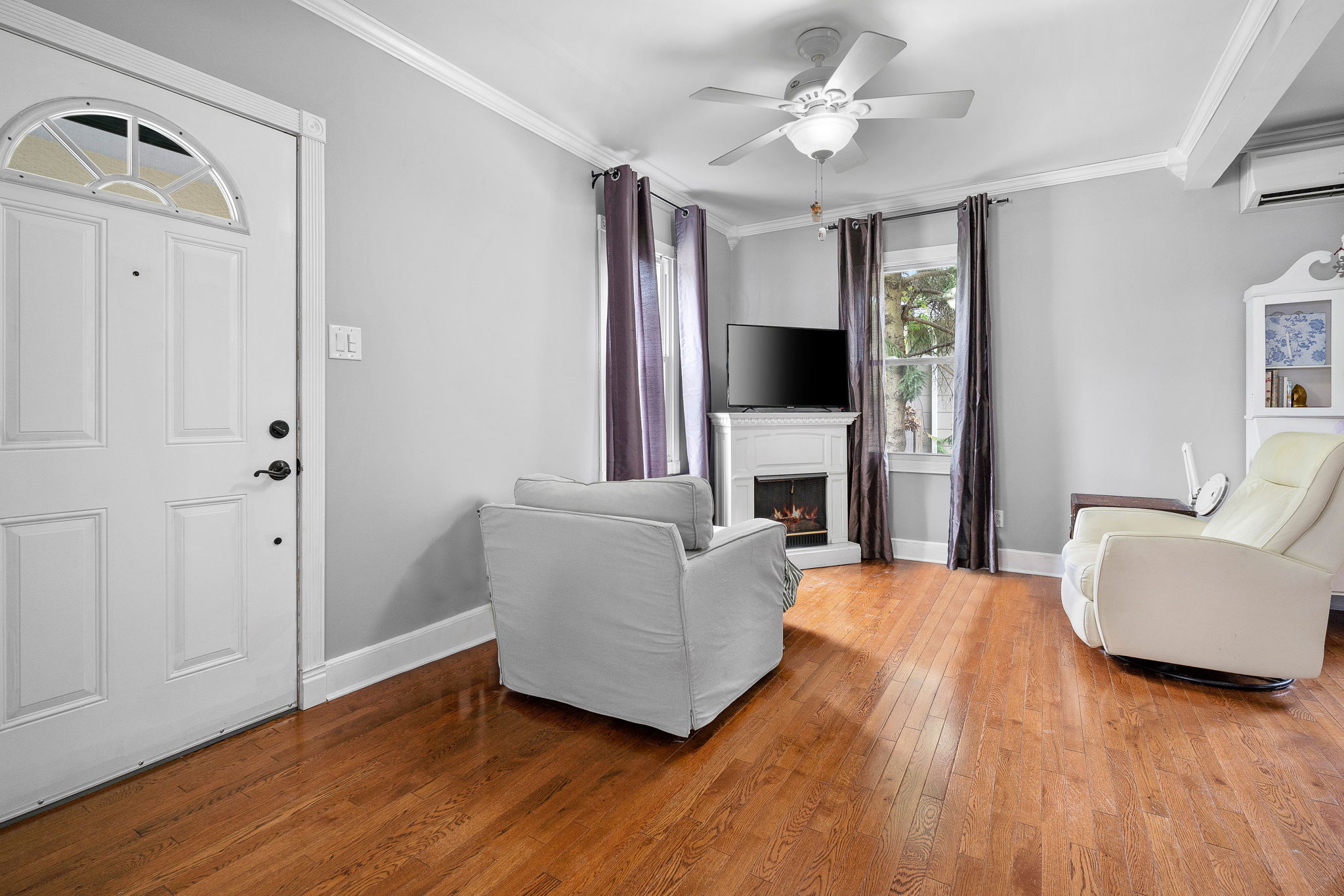 Foyer/Living Room