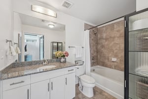Nueces St 3701-S0710-018.jpg