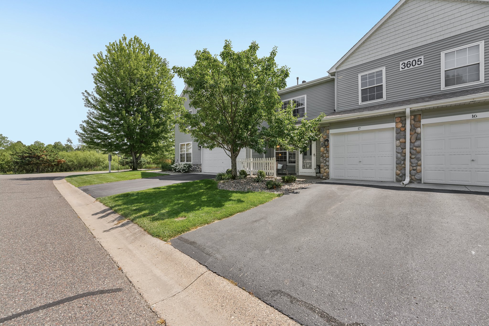 Lawndale Ln N 17-S2407-002.jpg