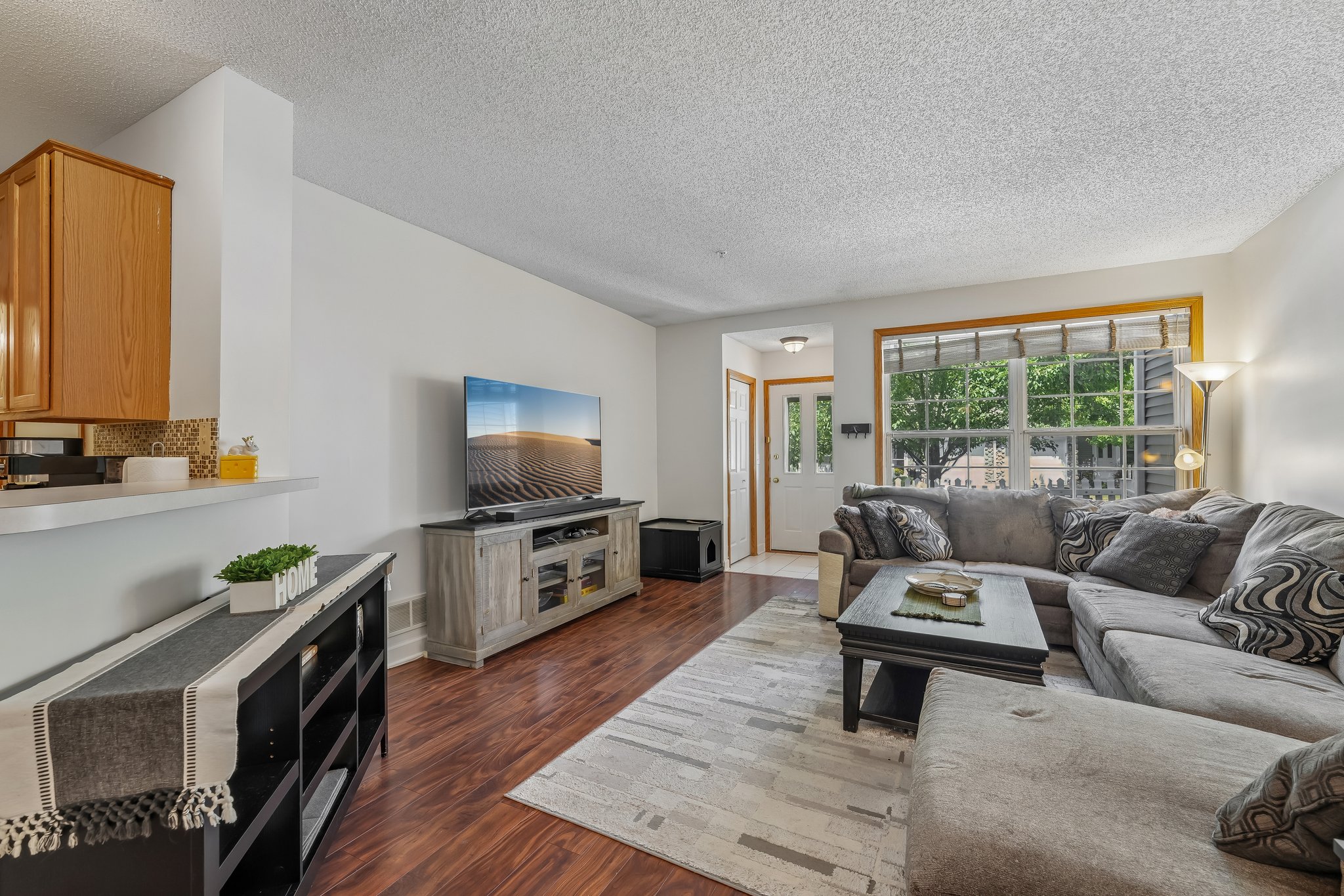 Lawndale Ln N 17-S2407-010.jpg