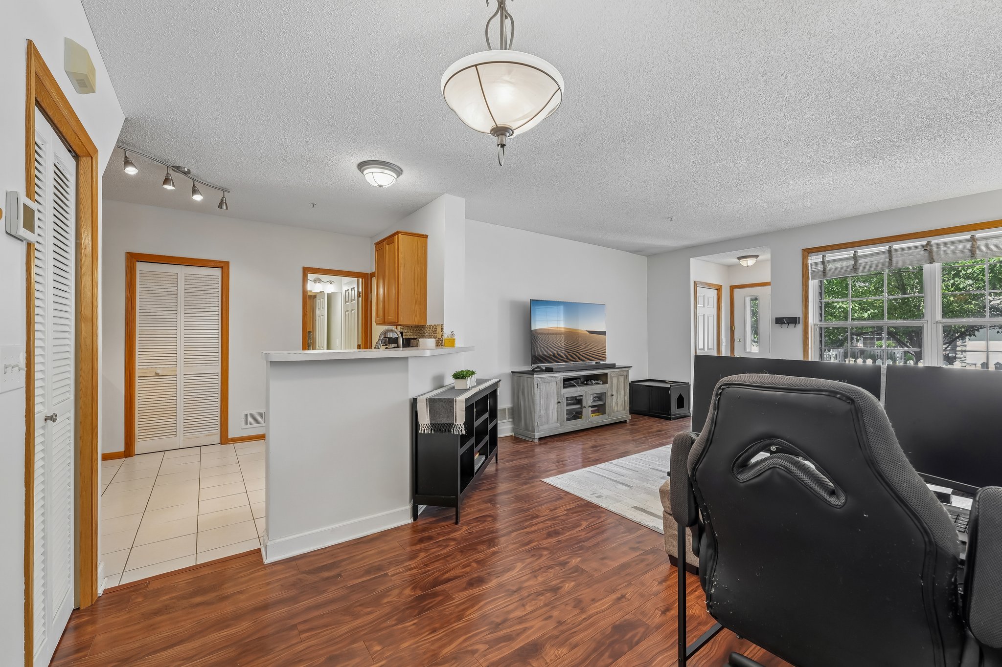 Lawndale Ln N 17-S2407-013.jpg