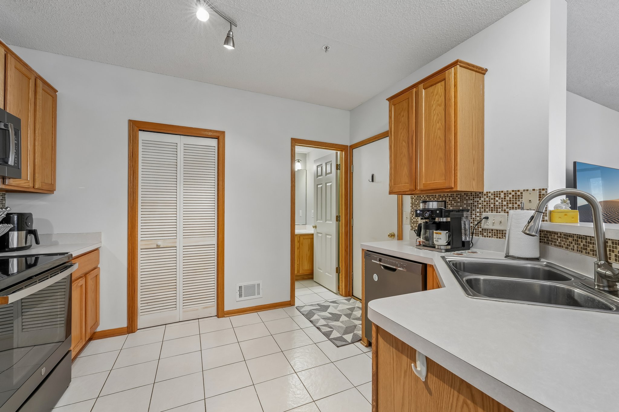 Lawndale Ln N 17-S2407-014.jpg