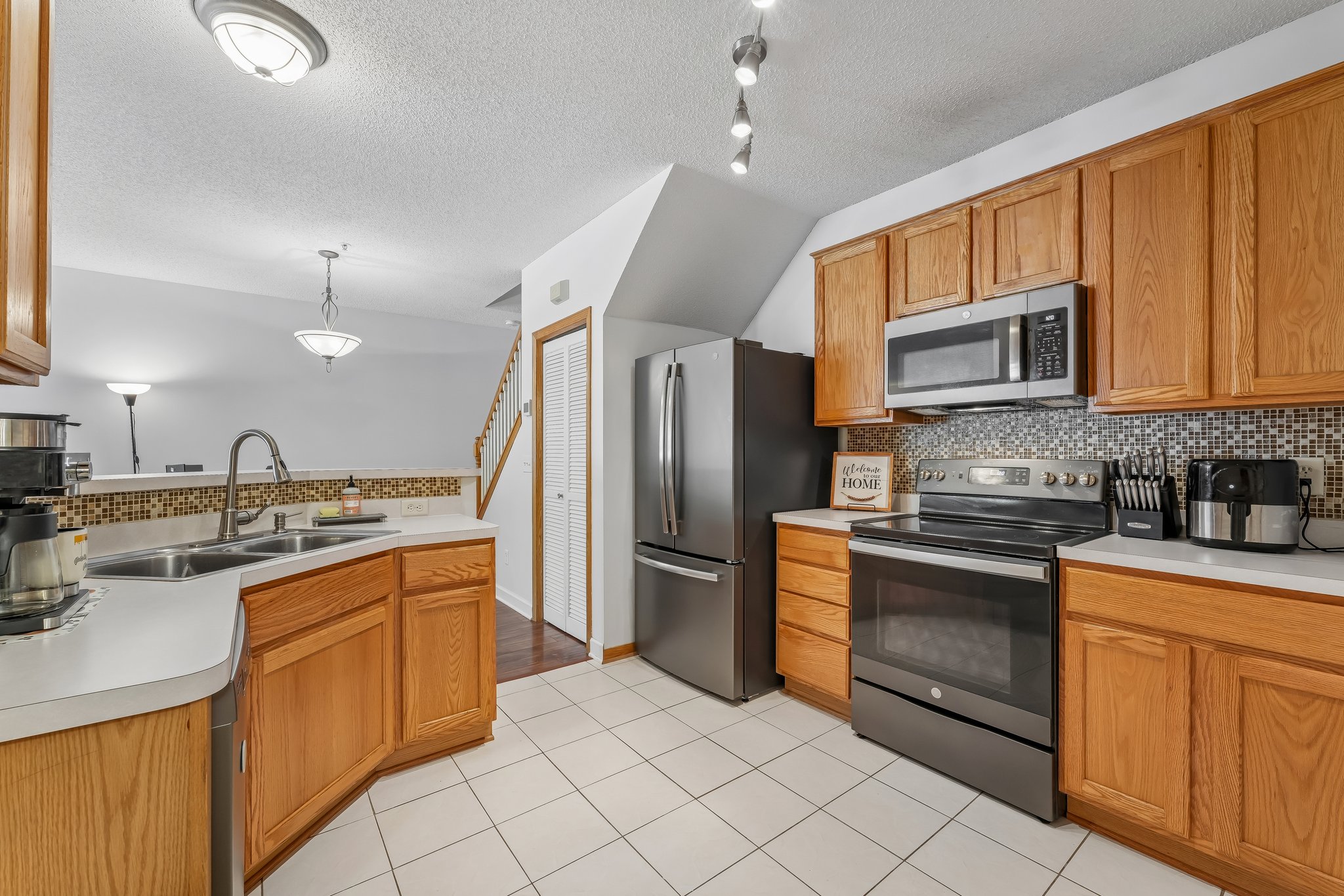Lawndale Ln N 17-S2407-016.jpg