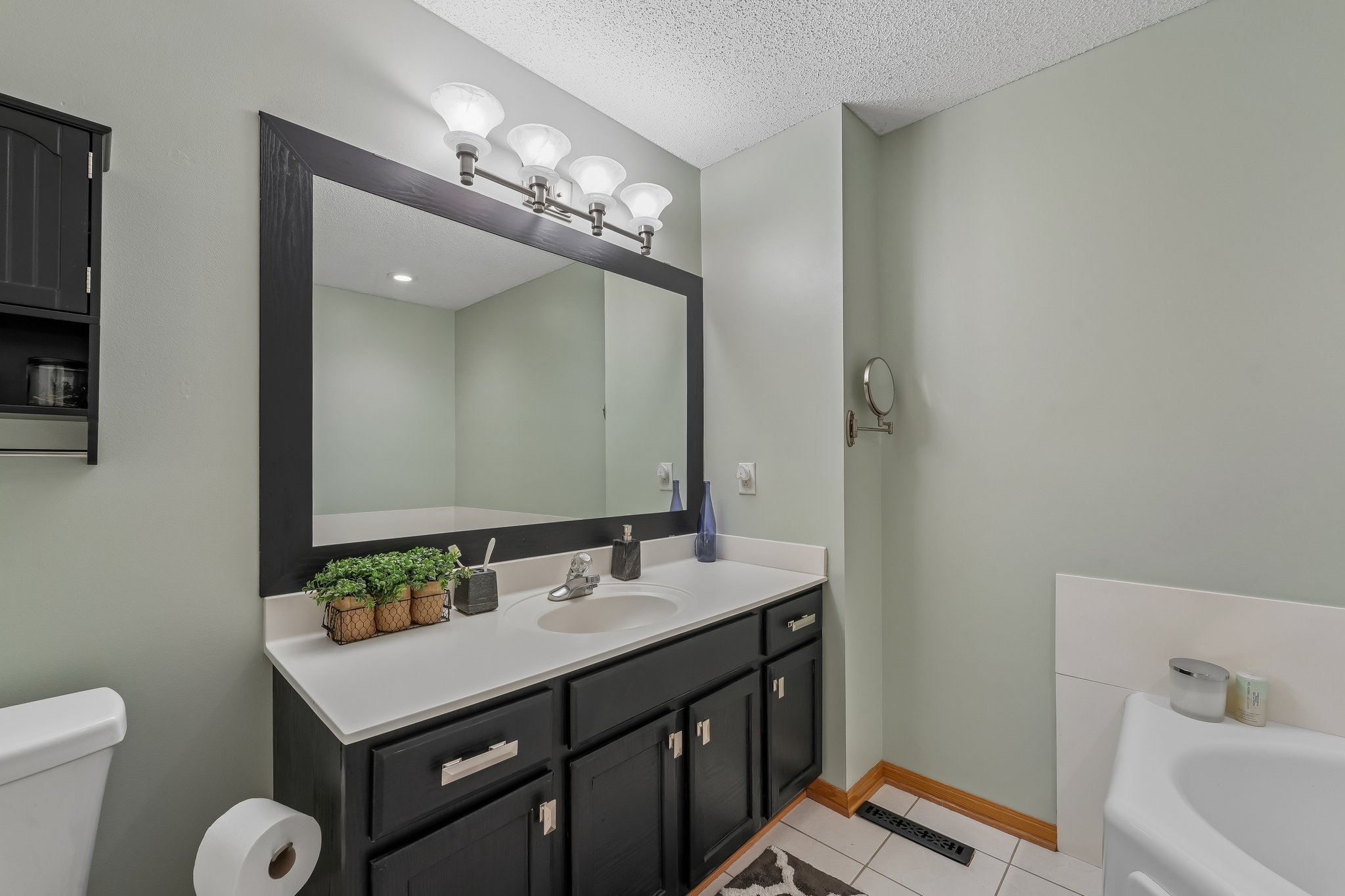 Lawndale Ln N 17-S2407-020.jpg