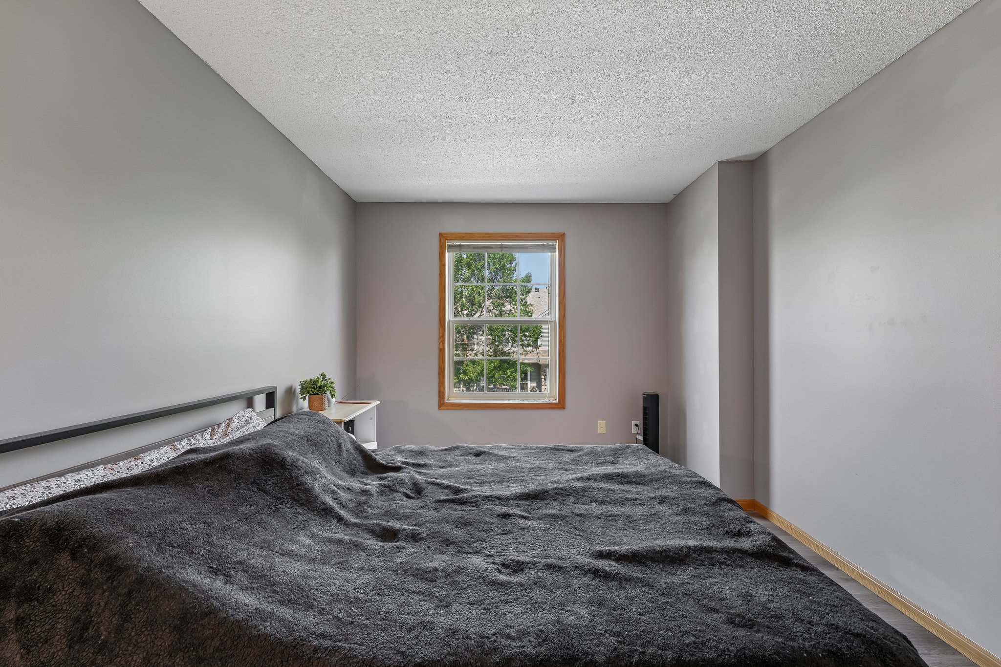 Lawndale Ln N 17-S2407-022.jpg