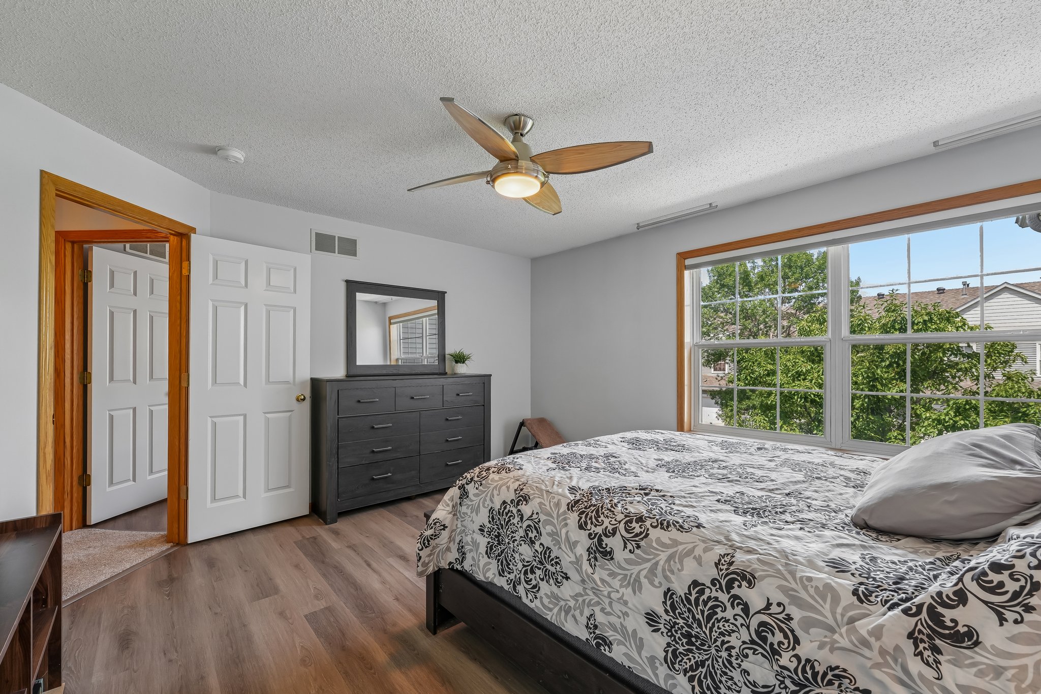 Lawndale Ln N 17-S2407-025.jpg