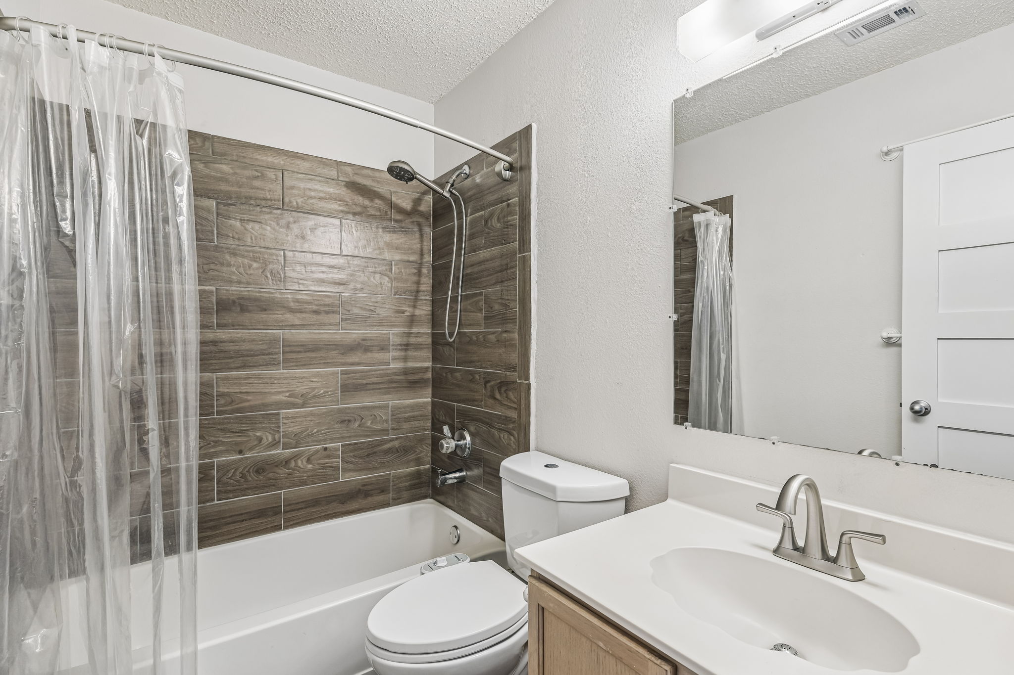 Upstairs full bathroom.