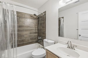 Upstairs full bathroom.