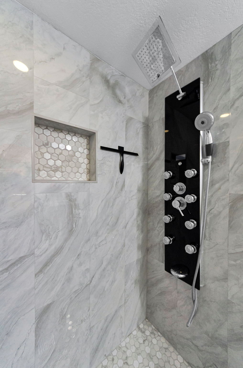 Primary Bathroom1b