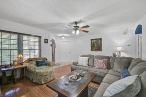 3611 Chinaberry Ln-9