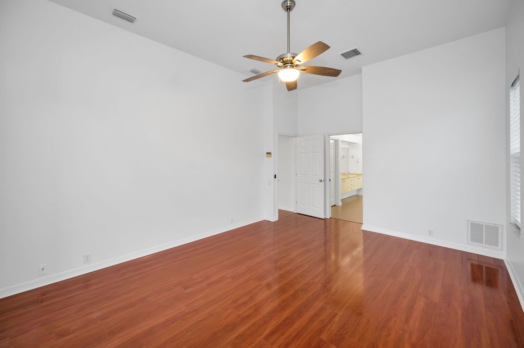 Primary Bedroom1b