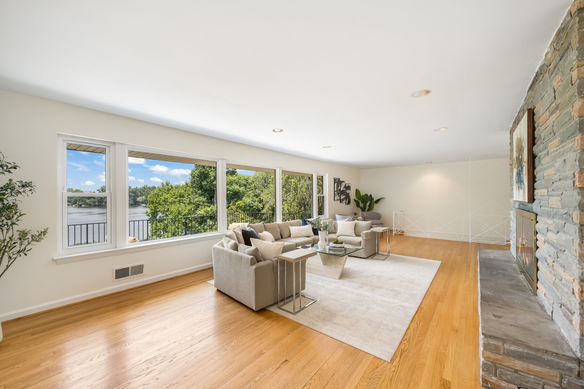 Expansive living room w/fireplace overlooks lake