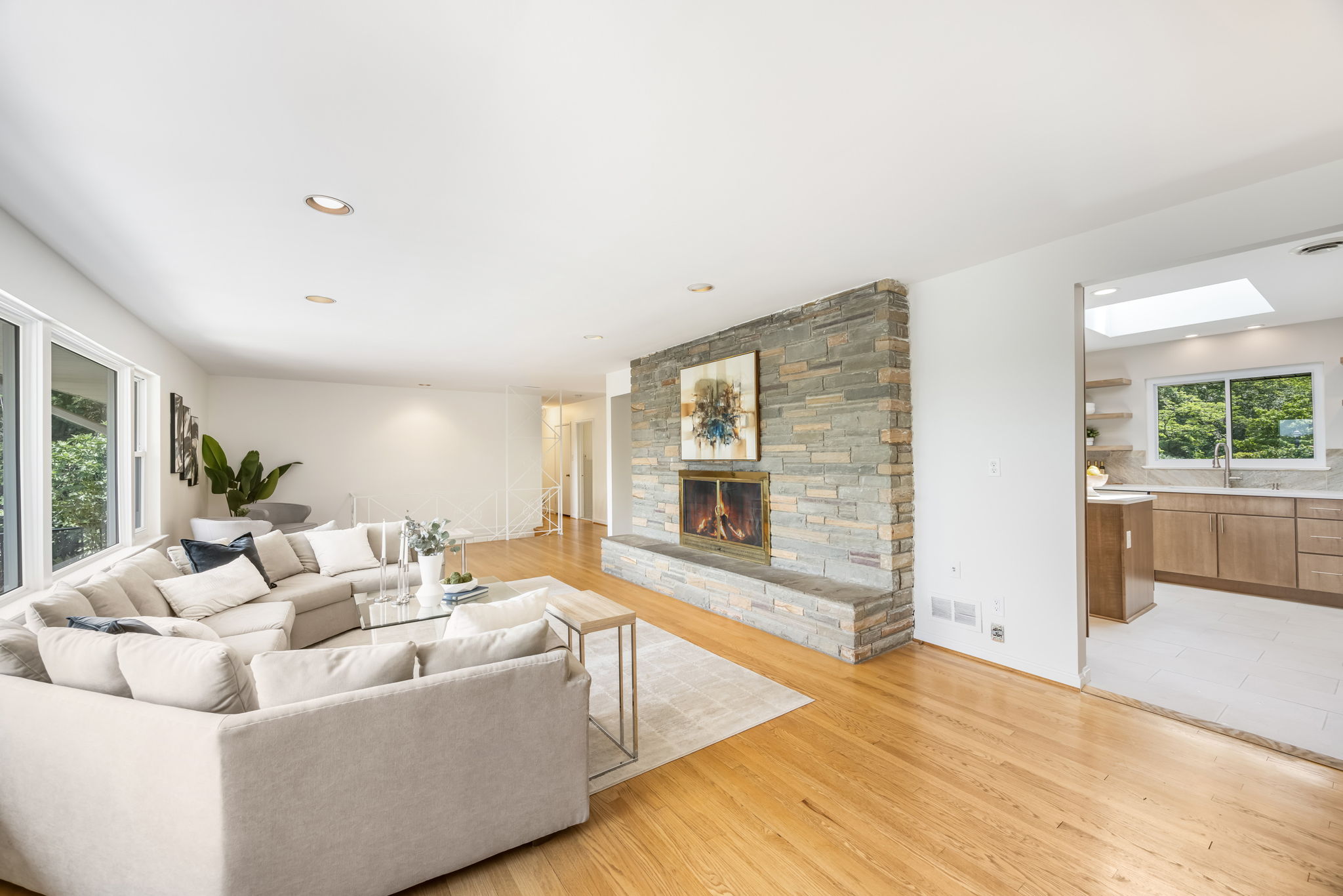 Expansive living room w/fireplace overlooks lake