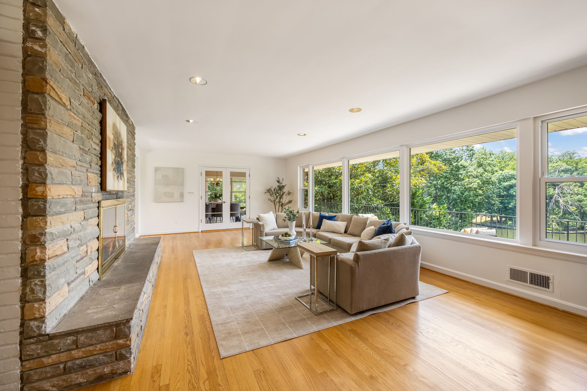 Expansive living room w/fireplace overlooks lake