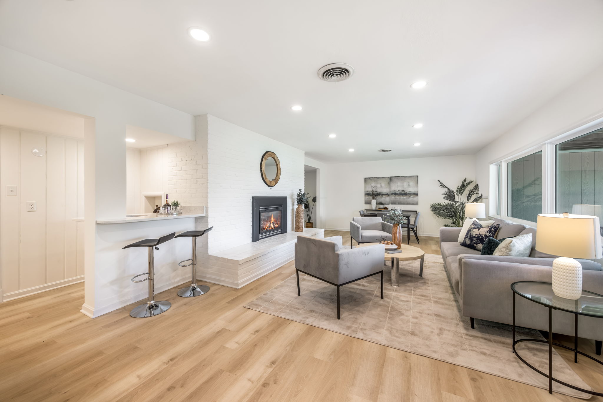 Lower level Family room w/wet bar & lake views