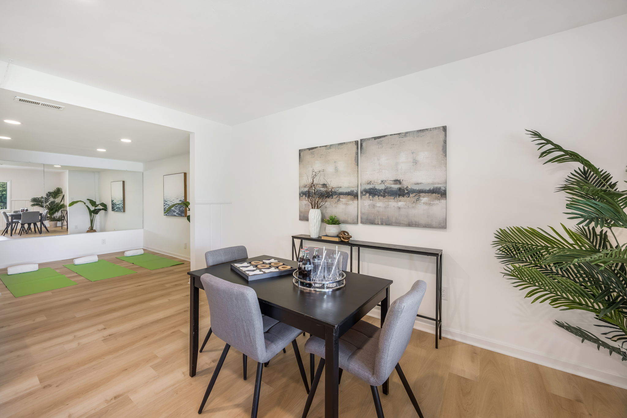 Lower level Family room w/wet bar & lake views