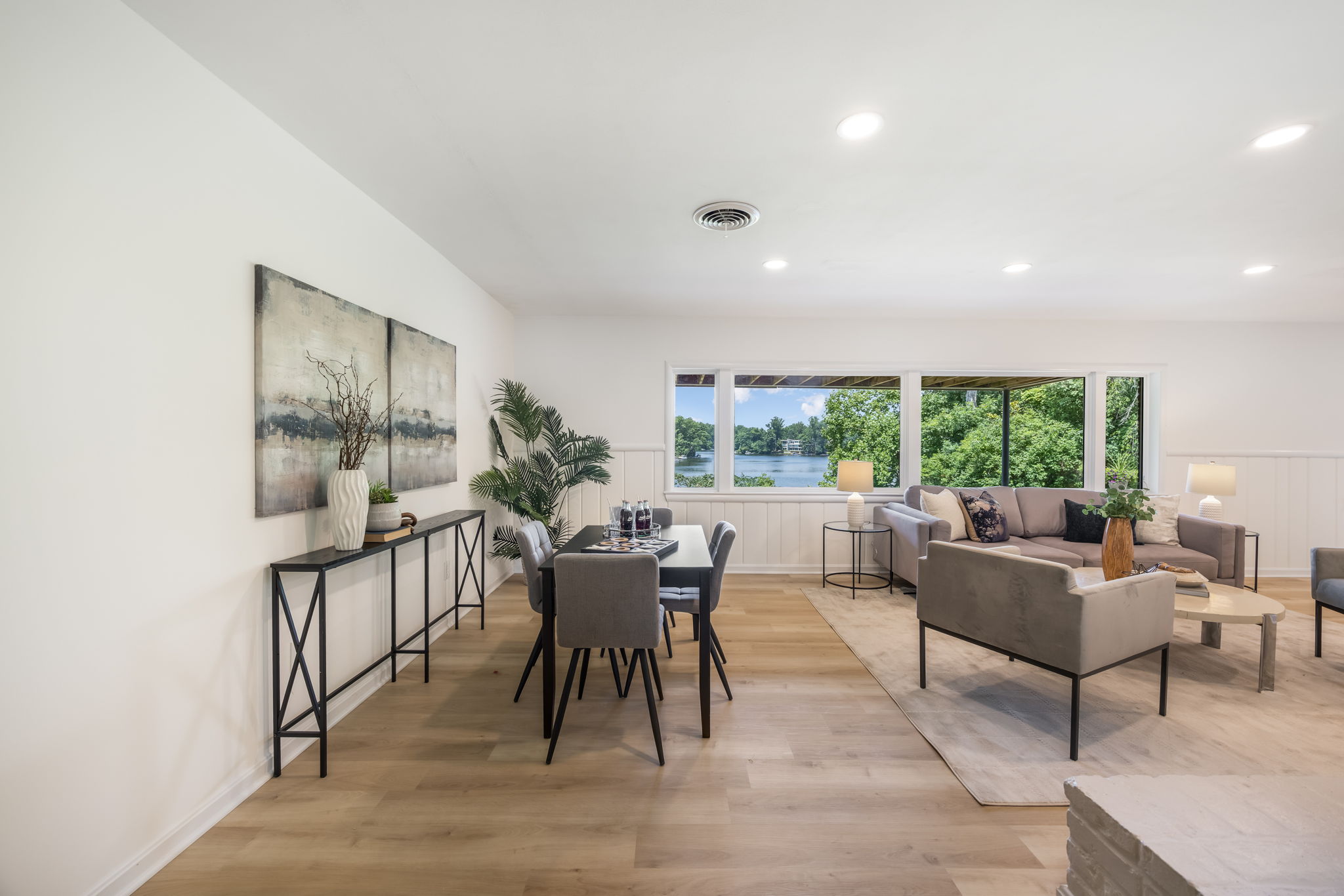Lower level Family room w/wet bar & lake views