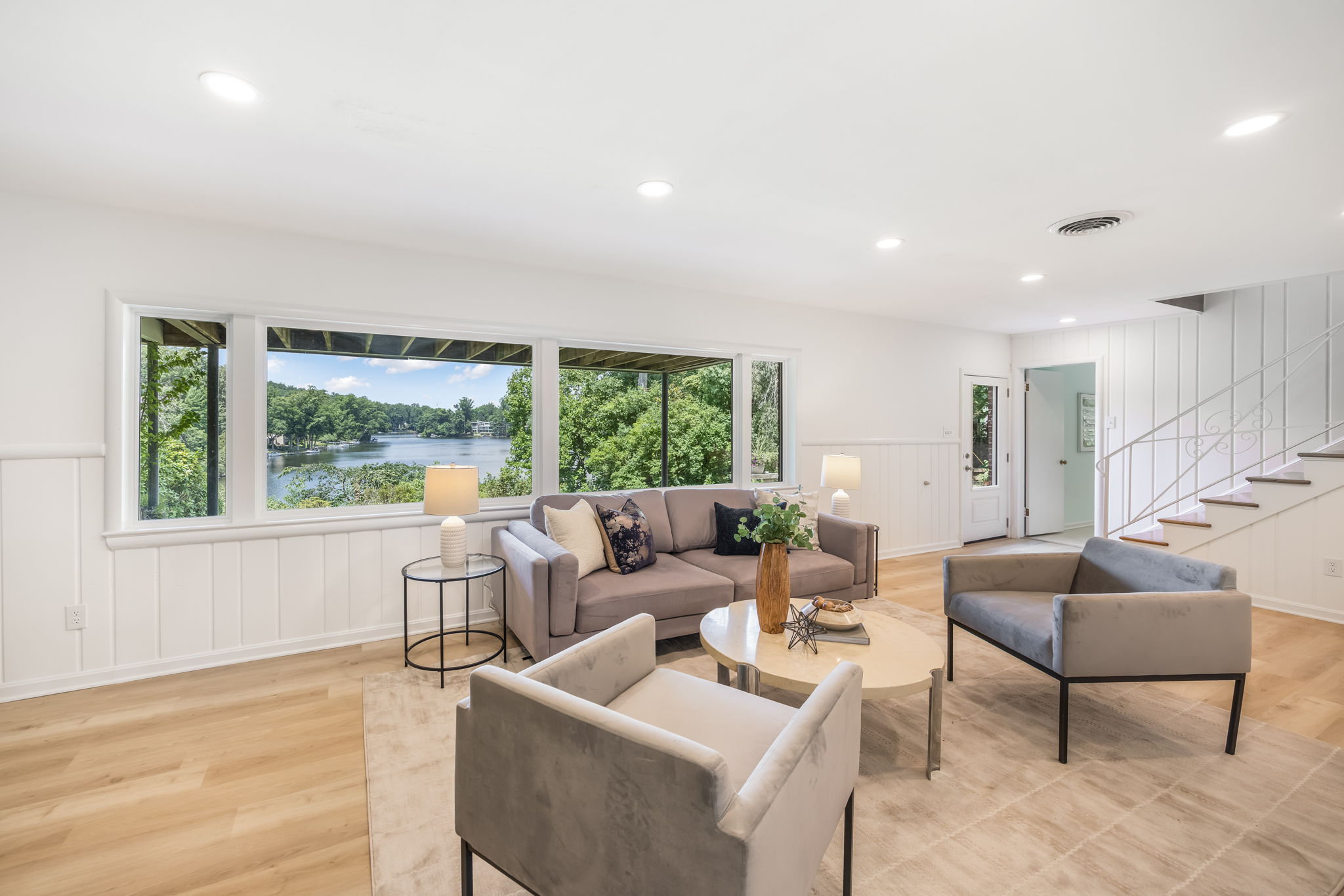 Lower level Family room w/wet bar & lake views