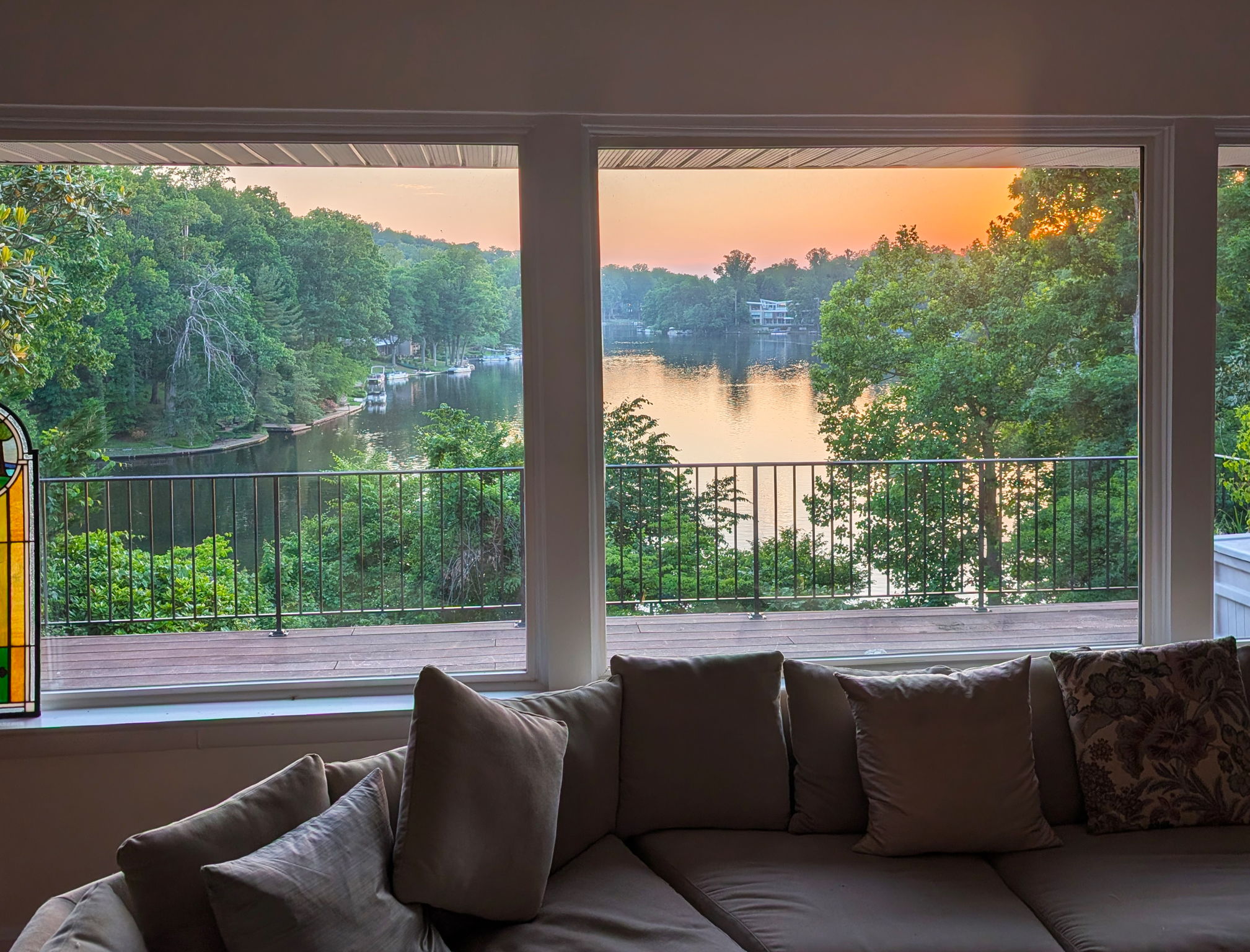 Expansive living room w/fireplace overlooks lake
