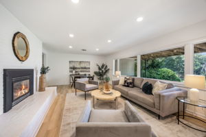 Lower level Family room w/wet bar & lake views